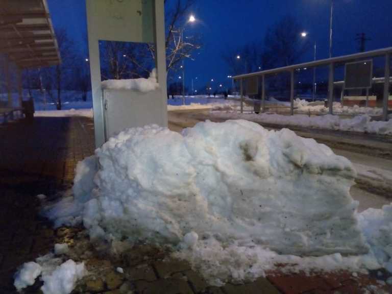 La nieve provocó problemas por todo el país, ahora seguirá nevando y helará