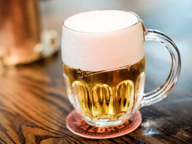 ¿Dónde beber en la Ciudad  Pequeňa  la cerveza Pilsener más barata?