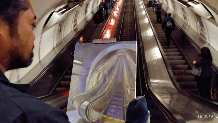 John Paul Marcelo pinta las escaleras eléctricas del Metro de Praga