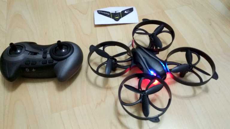 Los drones necesitarán placas y uno el carné de manejo