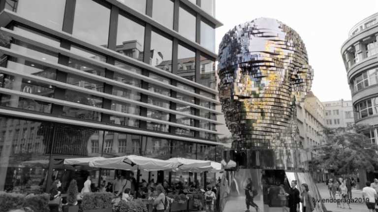 La escultura de la cabeza de Franz Kafka