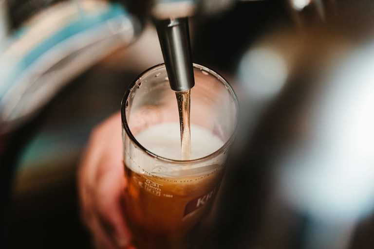 Cierran un pub en Pardubice por trabajar clandestinamente