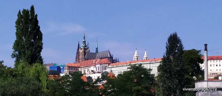 Entra al castillo de Praga