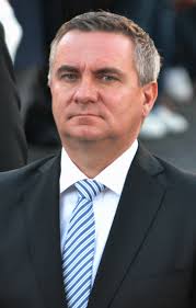 La policia sospecha que Mynář manipuló el contrato de la residencia del presidente.