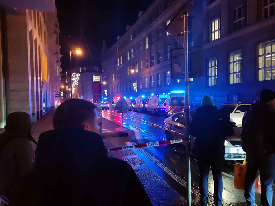 Ambulancias del tiroteo en el centro de Praga con 11 muertos.