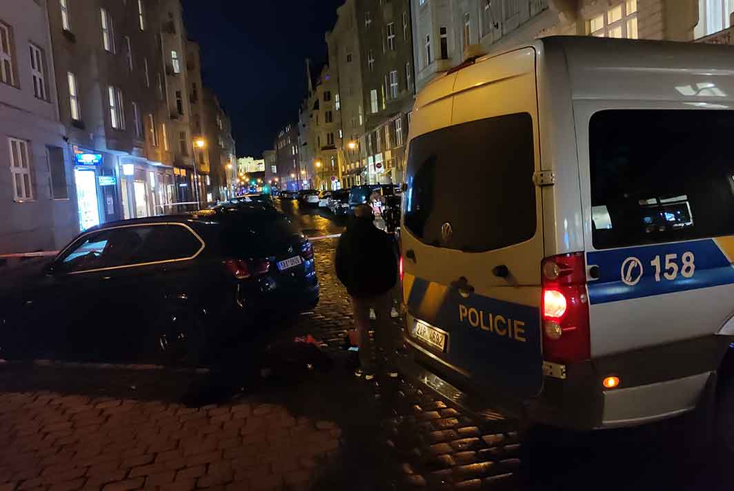Zona acordonada por el tiroteo en el centro de Praga que ha dejado de momento 11 muertos.