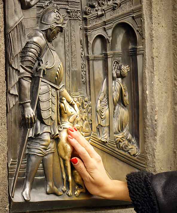 Una mirada íntima a la vida de la realeza: Wenceslao IV y su esposa Sofía comparten momentos privados mientras confían en Juan Nepomuceno. Esta conmovedora imagen, capturada por TodaPraga para ViviendoPraga, nos invita a adentrarnos en los recovecos de la historia real de Praga, donde la confianza y la lealtad se entrelazan en un paisaje de intrigas y secretos.