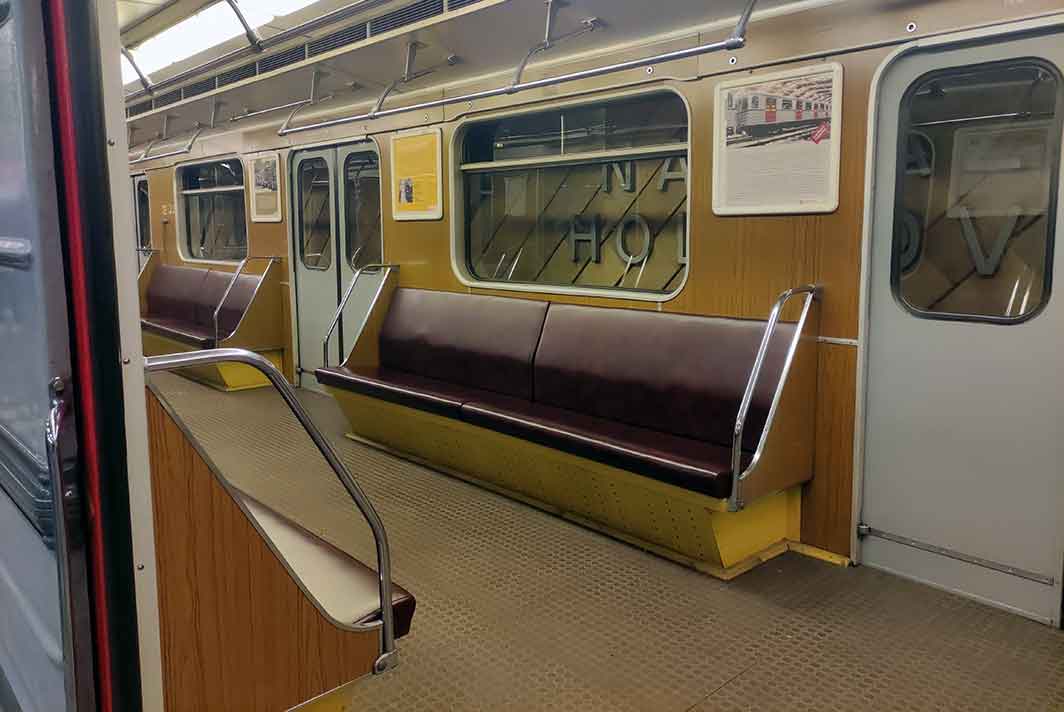Súbete al primer metro de Praga de hace 50 años