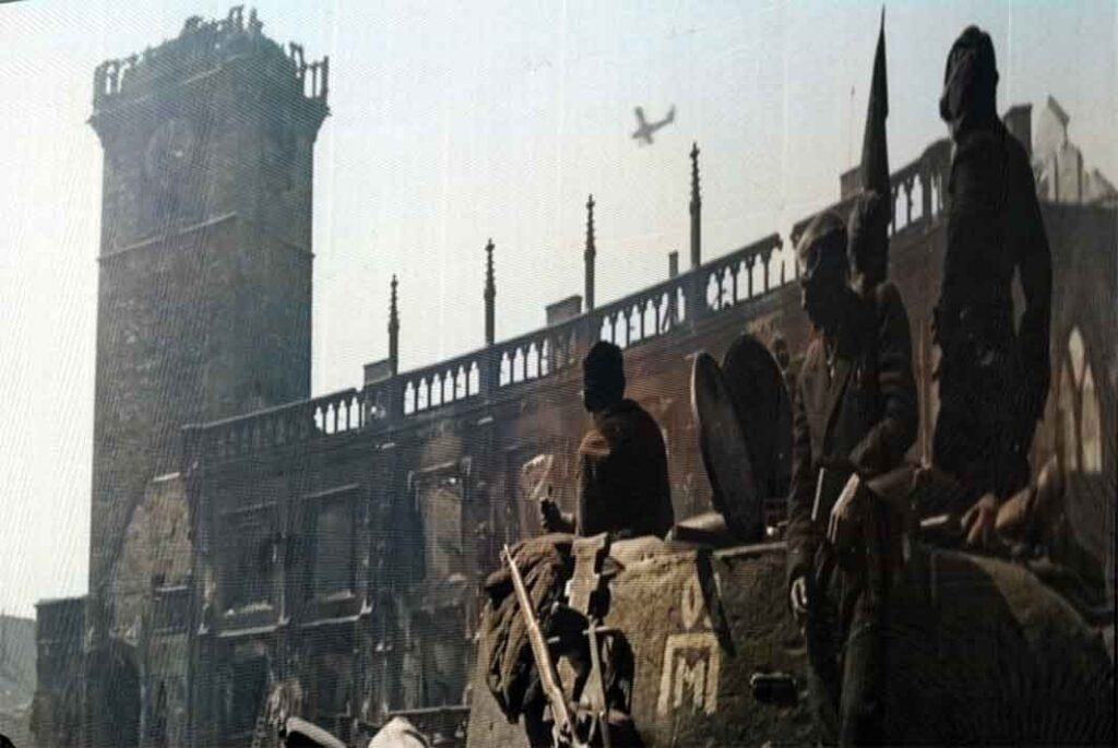 El ayuntamiento y el reloj astronómico de Praga es destruido en un ataque brutal